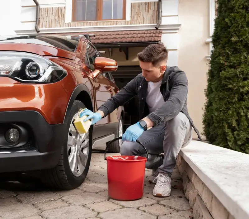 Lavage auto à domicile Le Chesnay-Rocquencourt : professionnel intervenant sur un véhicule